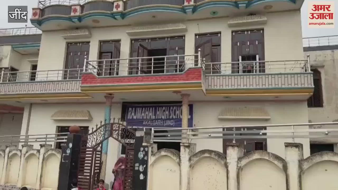 Cracks appeared in the house and electrical equipment burnt due to lightning in Akalgarh village of Julana in Jind