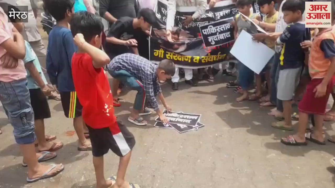 In protest against the Pahalgam terror attack, the effigy of Pakistan was burnt by the Gau Sanrakshan and Samvardhan Trust in Meerut's Madhavpuram