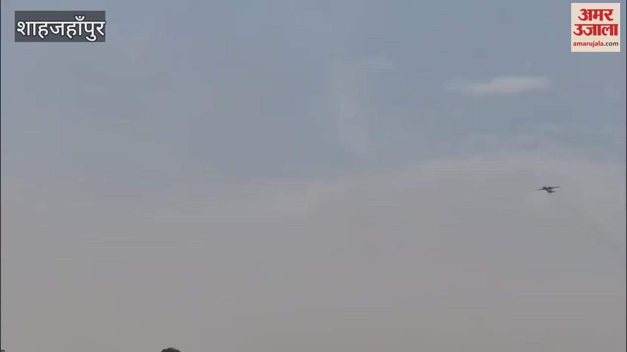 AN-32 aircraft landed on Ganga Expressway in Shahjahanpur