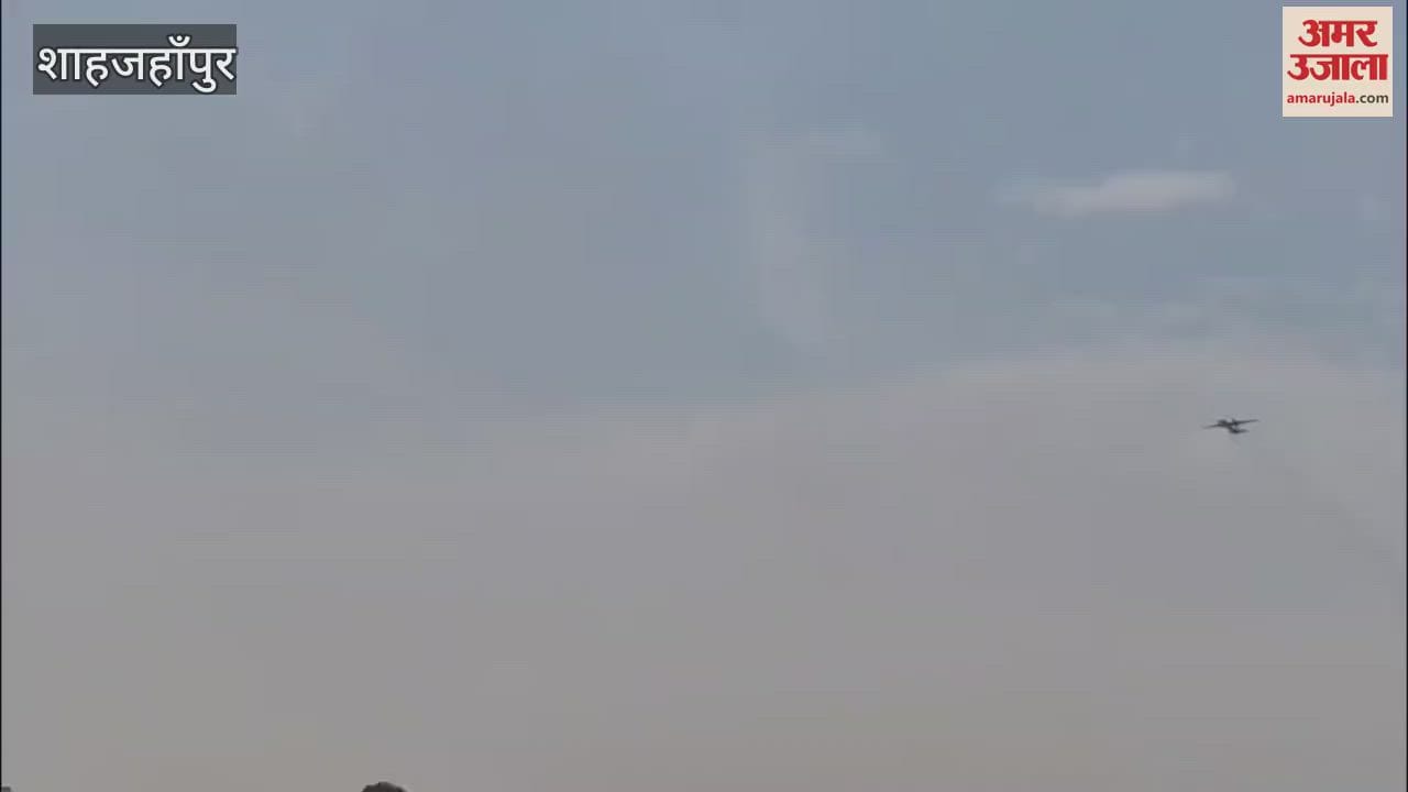 AN-32 aircraft landed on Ganga Expressway in Shahjahanpur
