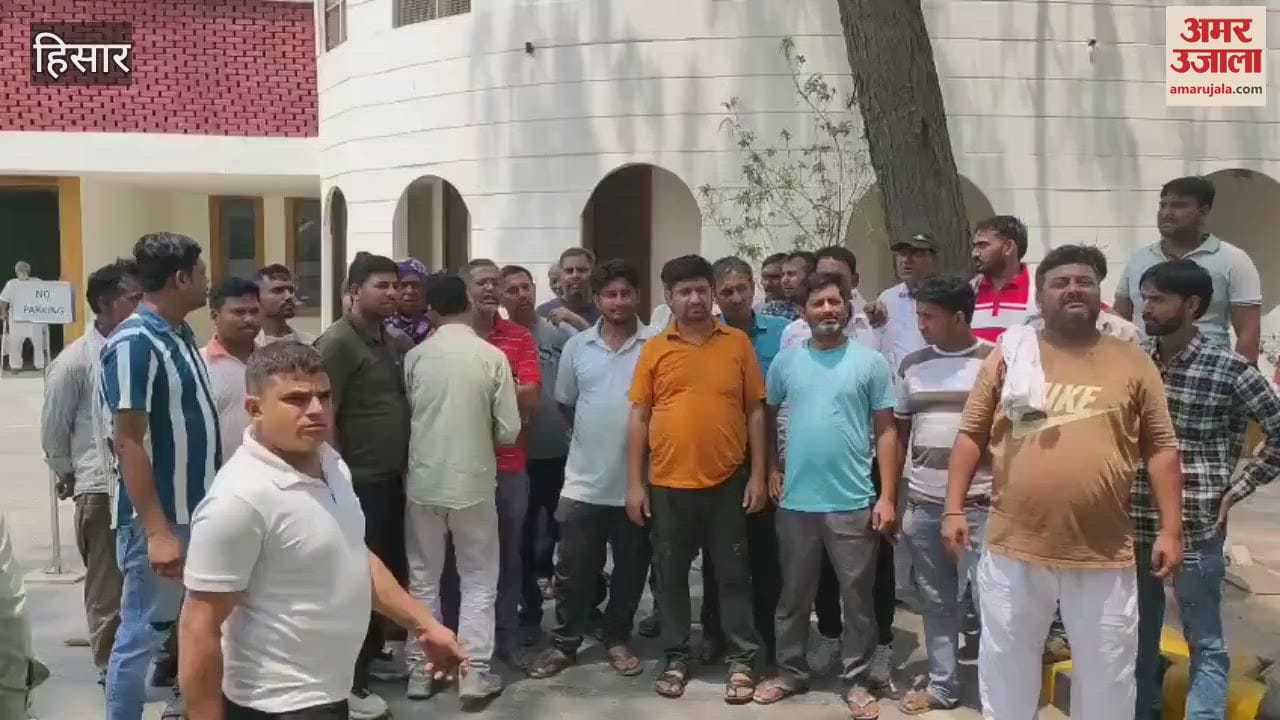 hawkers on Delhi Road in Hisar reached the Municipal Corporation office and said that they will not let any arbitrariness prevail
