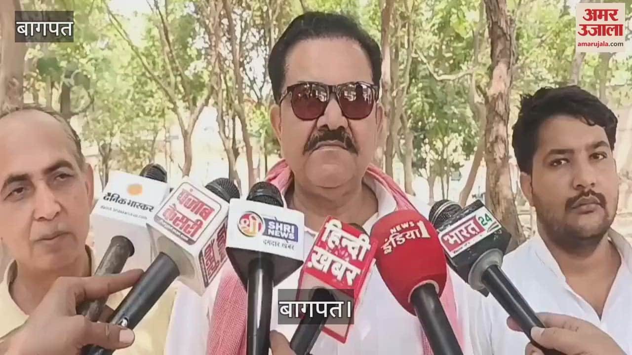 SP leaders demonstrated at the DM office in Baghpat demanding action against the workers of the Karni Sena