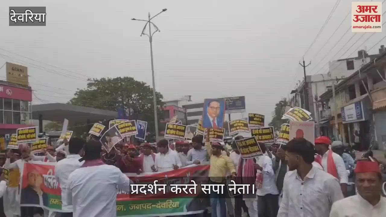 The union expressed its protest by tying handcuffs on hands and shackles on feet