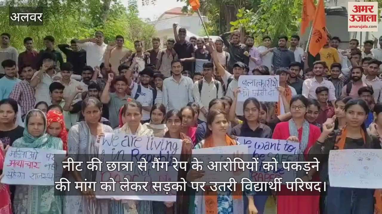 The student council took to the streets to demand the arrest of the accused of gangrape of a student.