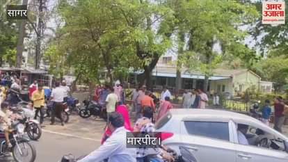 There was a fight between women on the road in Sagar