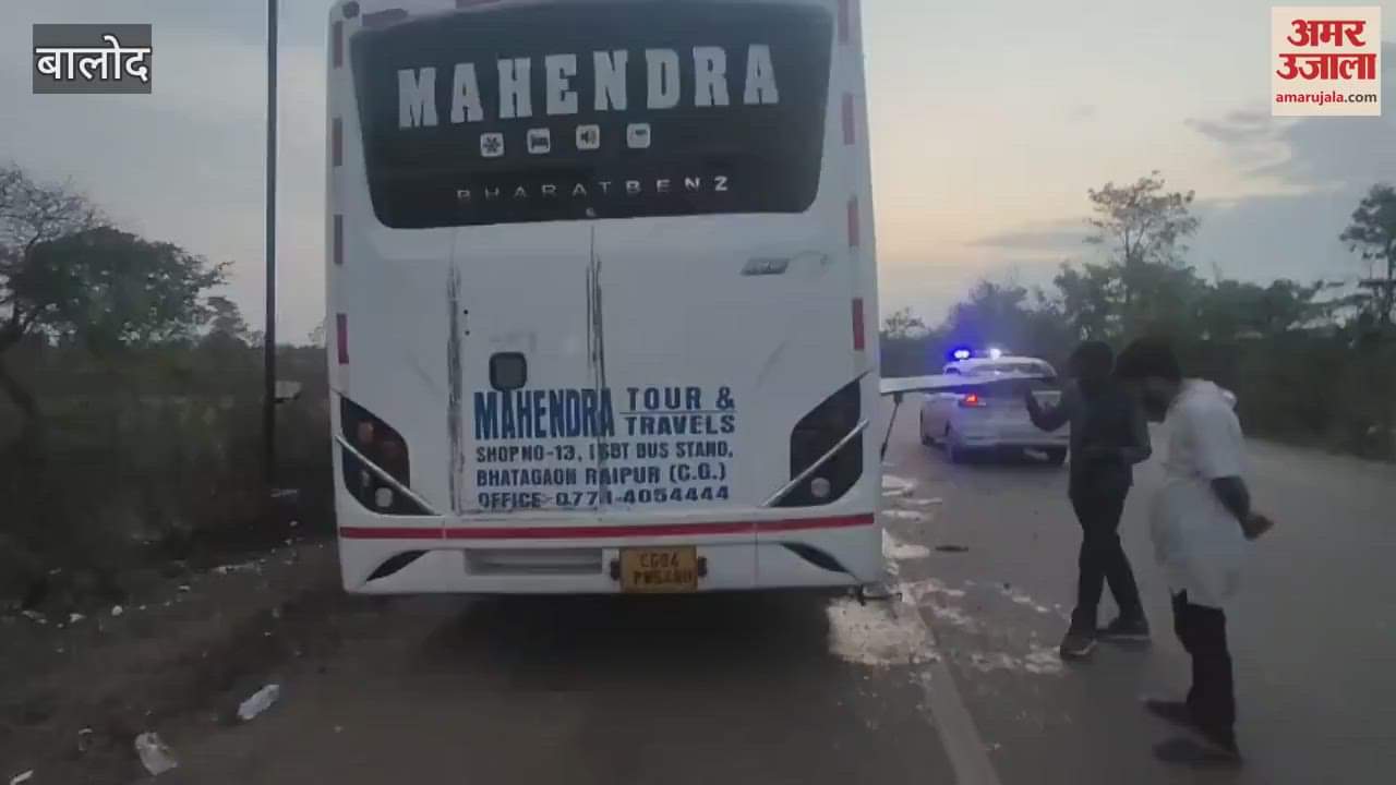 A bus full of passengers collided with a parked truck in Balod