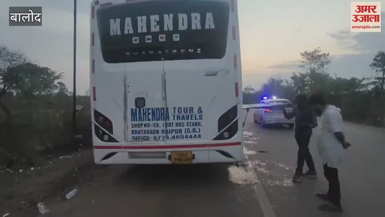 A bus full of passengers collided with a parked truck in Balod