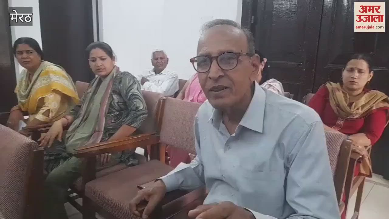 People of Isapuram Colony reached Meerut Town Hall to tell their problems