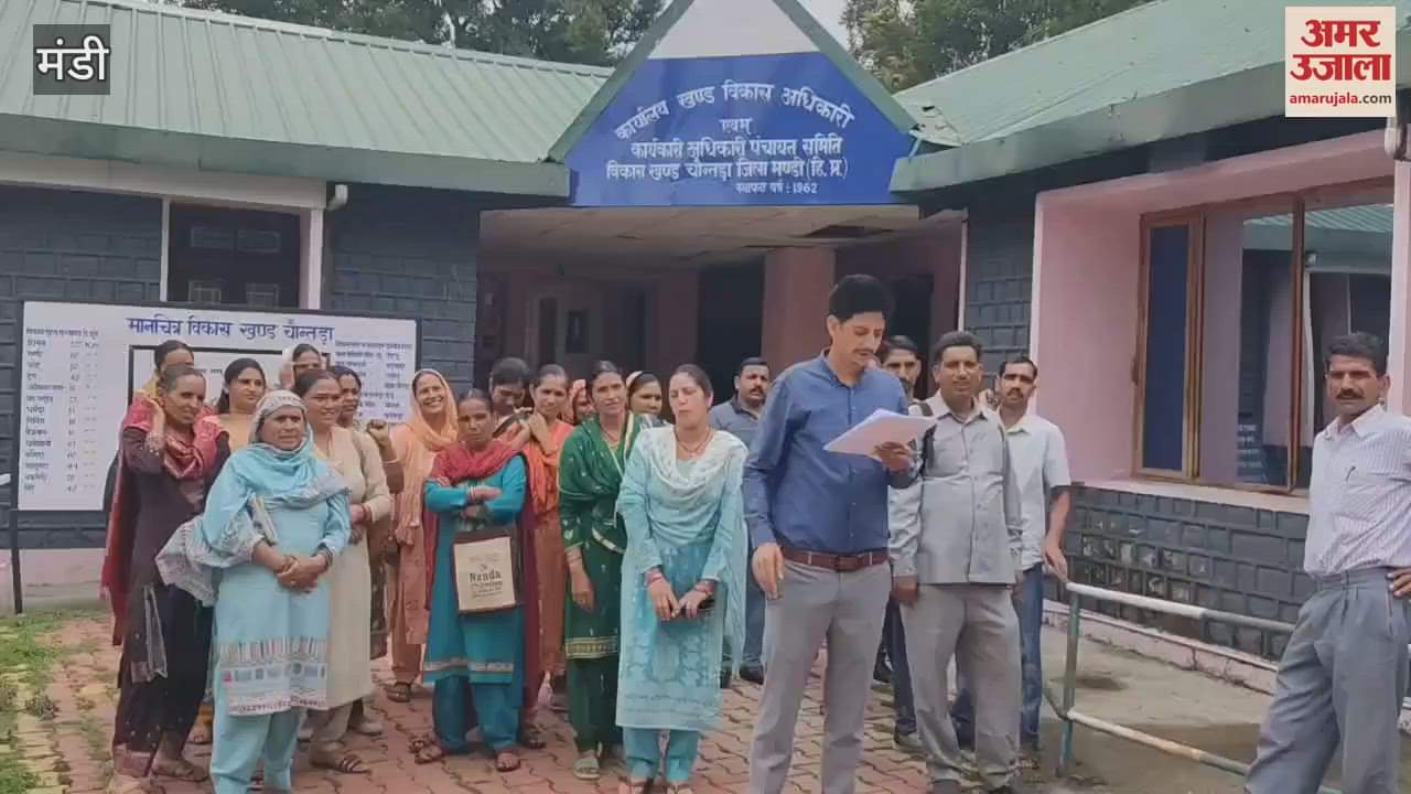 Mandi Panchayat representatives got angry when families benefiting from PM Awas Yojana were excluded from BPL category