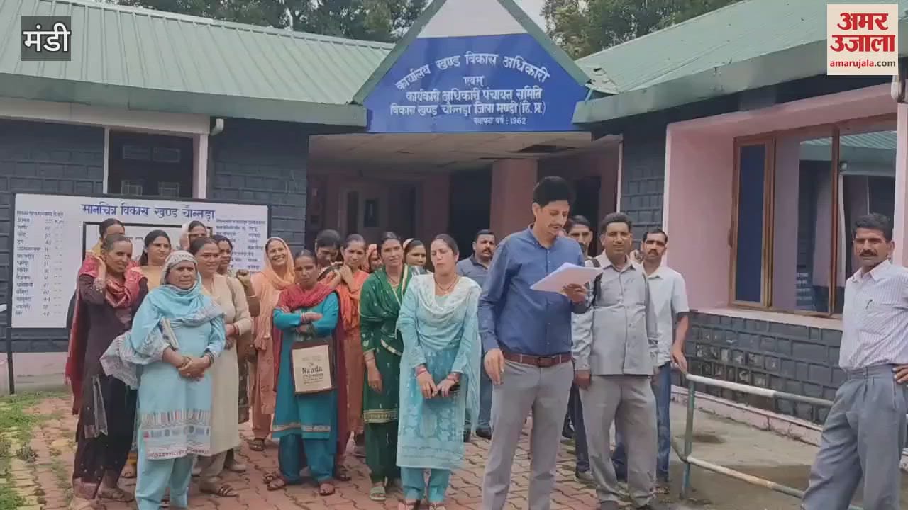 Mandi Panchayat representatives got angry when families benefiting from PM Awas Yojana were excluded from BPL category