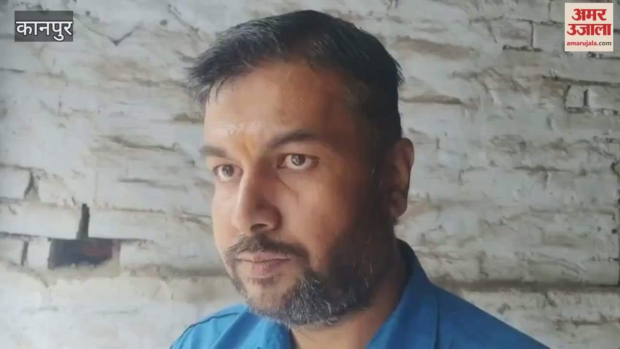 After the massive fire in Chamanganj, holes appeared in the roofs of the surrounding houses