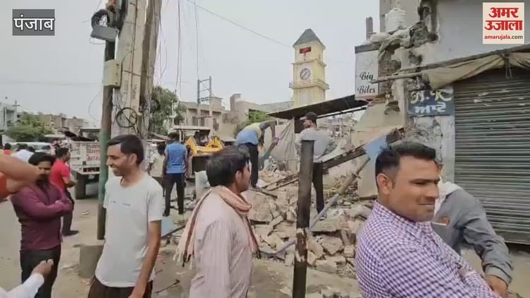 घंटाघर चौक के पास नगर परिषद ने अवैध कब्जे पर चलाया पीला पंजा