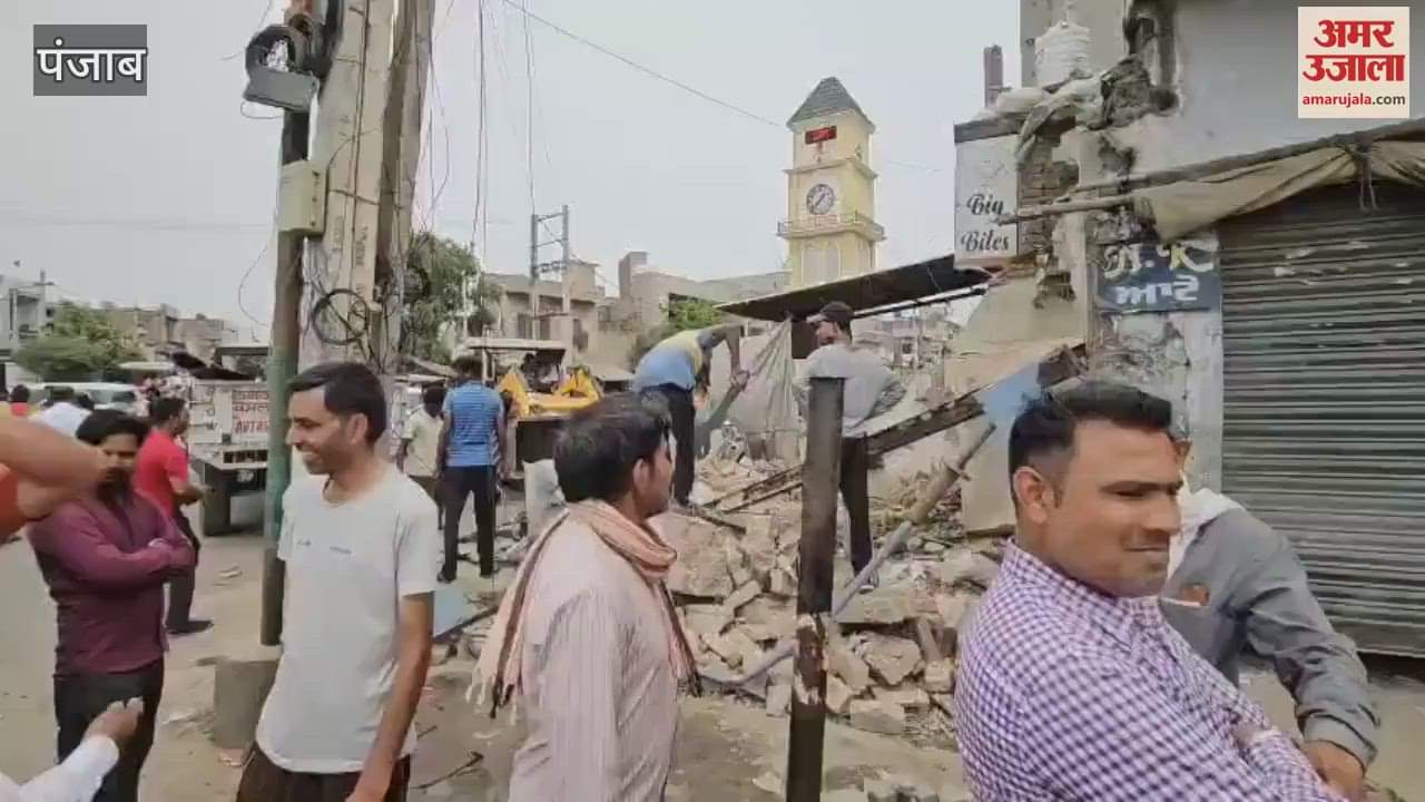 घंटाघर चौक के पास नगर परिषद ने अवैध कब्जे पर चलाया पीला पंजा