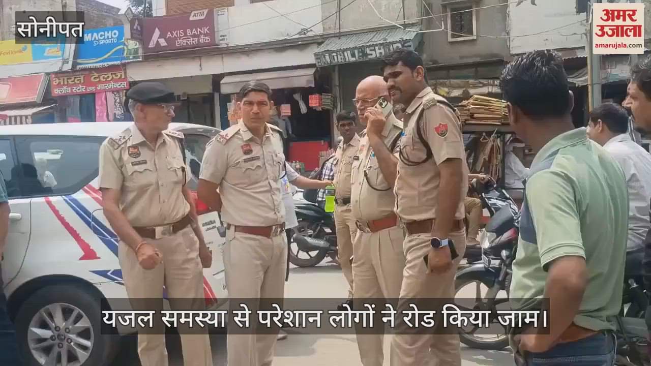 People troubled by drinking water problem blocked the road at Dayal Chowk