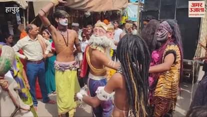 Artists gave a performance during Maa Ganga Janmotsav in Hapur