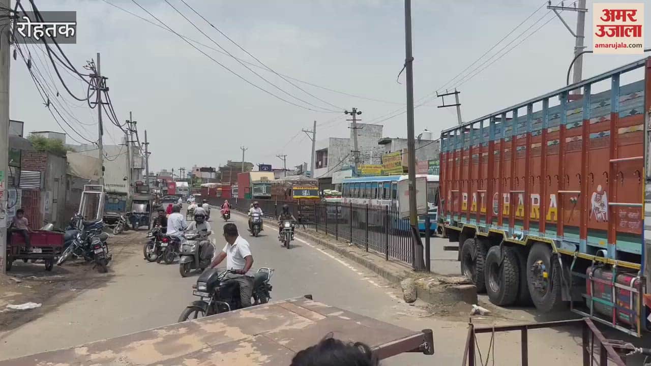 Angry with the water shortage in Rohtak, people of 5 colonies blocked the road