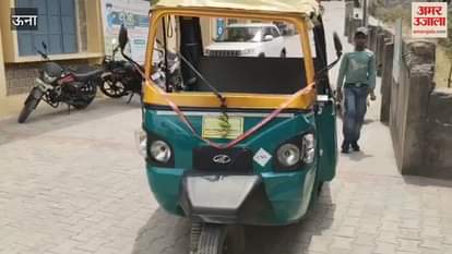 Una Three wheeler overturned in Chintapurni seven year old child and a woman injured