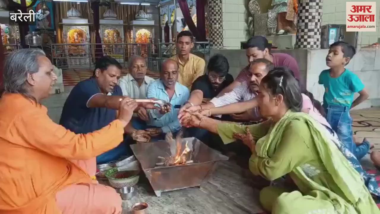 Mahant performed Yagya and expressed happiness by distributing sweets in Bareilly