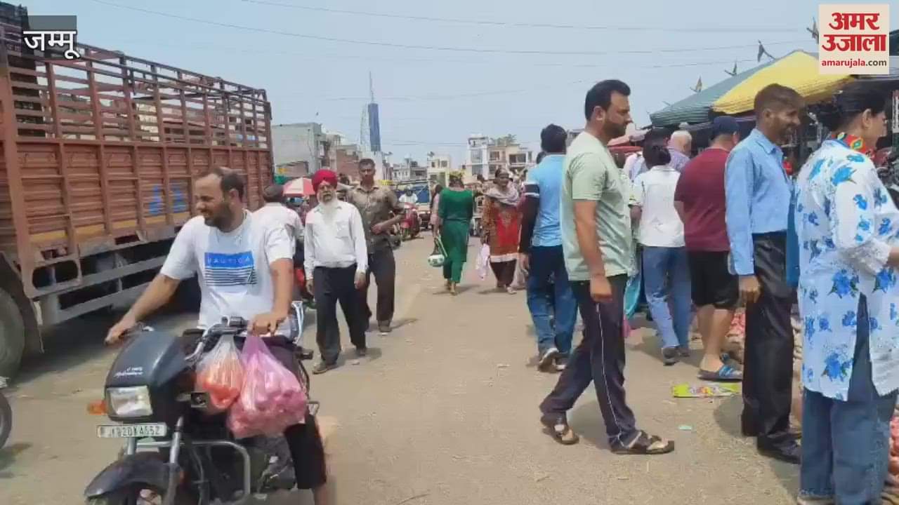 Crowd of buyers gathered in Narwal Mandi, people are buying more vegetables than usual