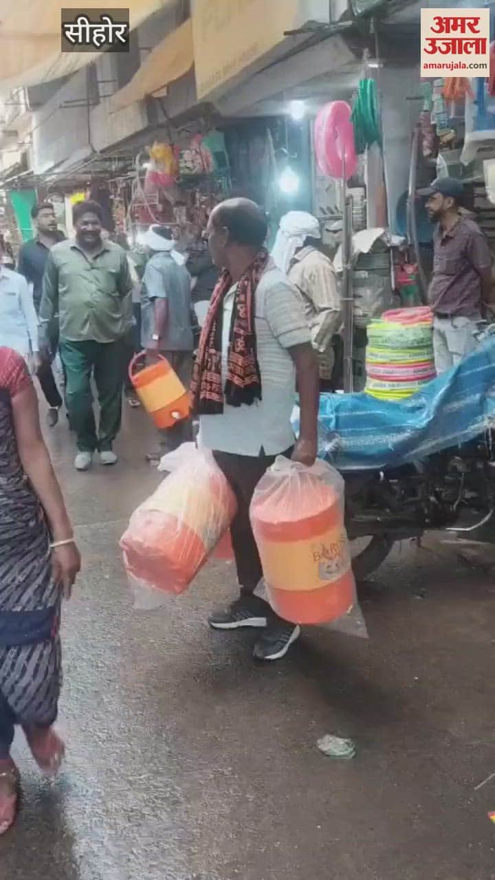 Sehore news: Nagar Palika removed the goods of shops from the main market