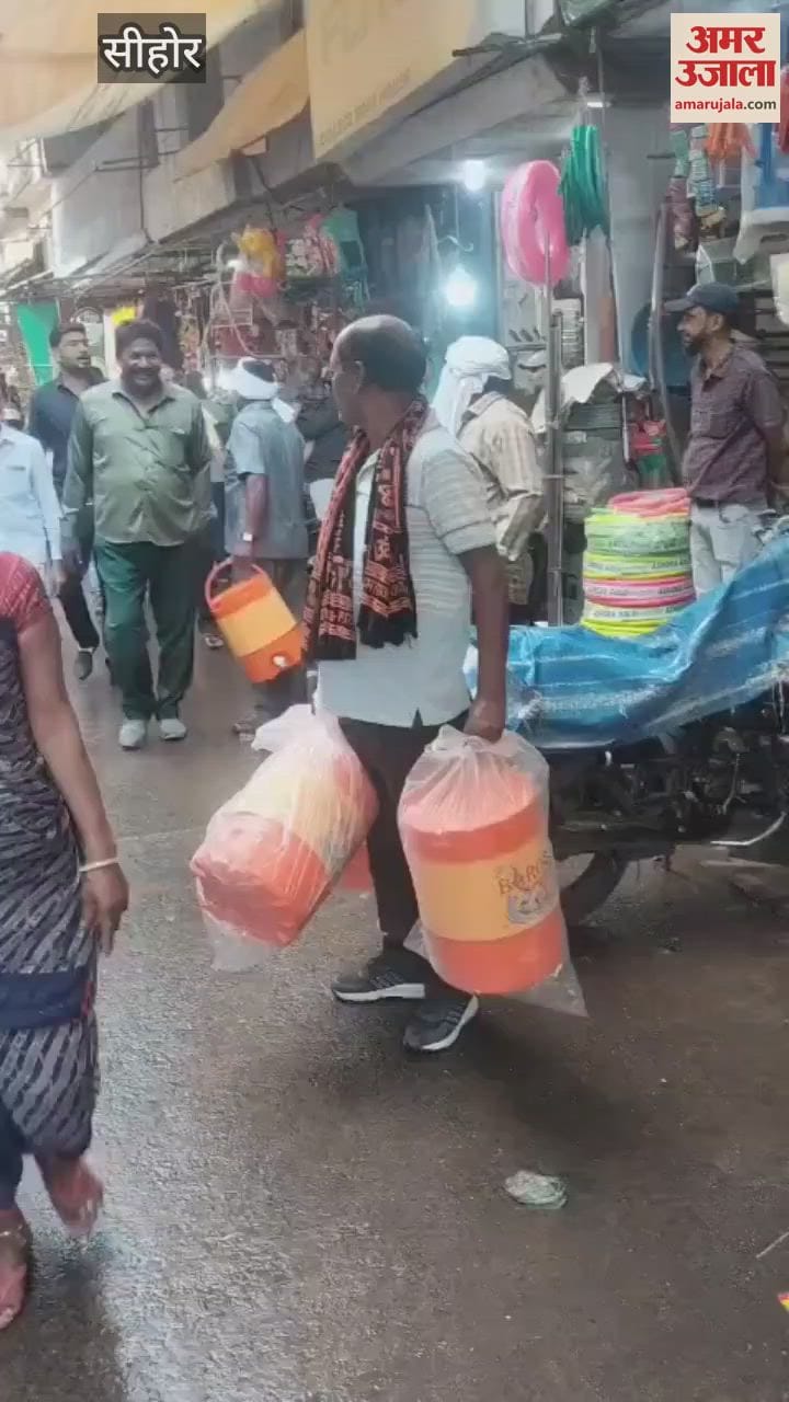 Sehore news: Nagar Palika removed the goods of shops from the main market