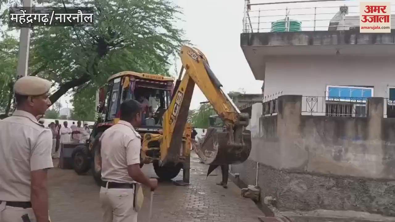 Bulldozers ran on the houses of encroachers in Amarpur Jorasi in Narnaul