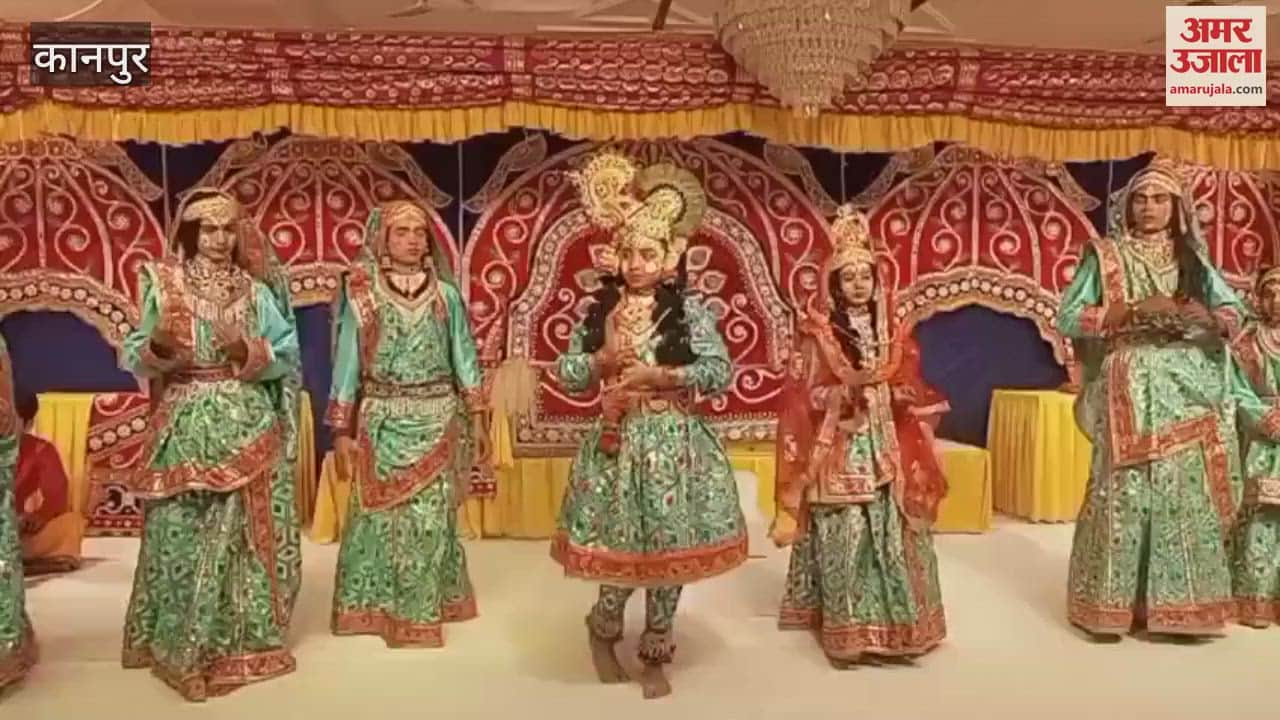 Artists of Vrindavan staged Krishna Janmotsav in Rasleela