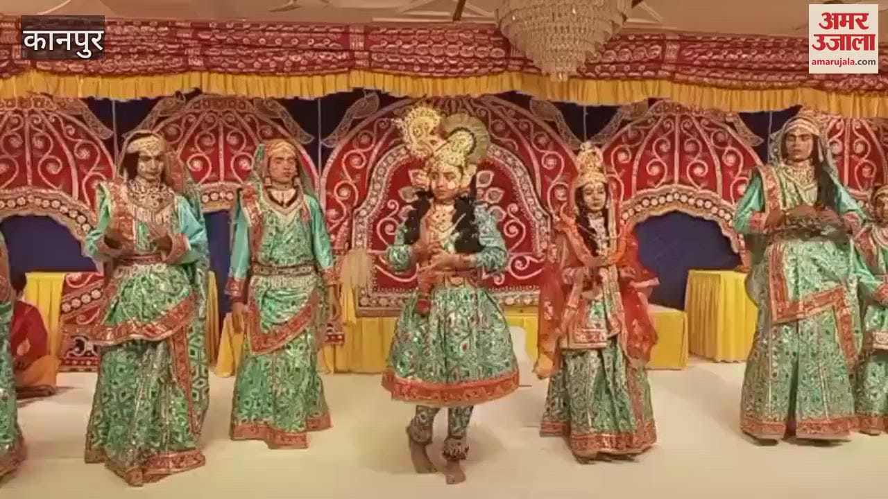 Artists of Vrindavan staged Krishna Janmotsav in Rasleela