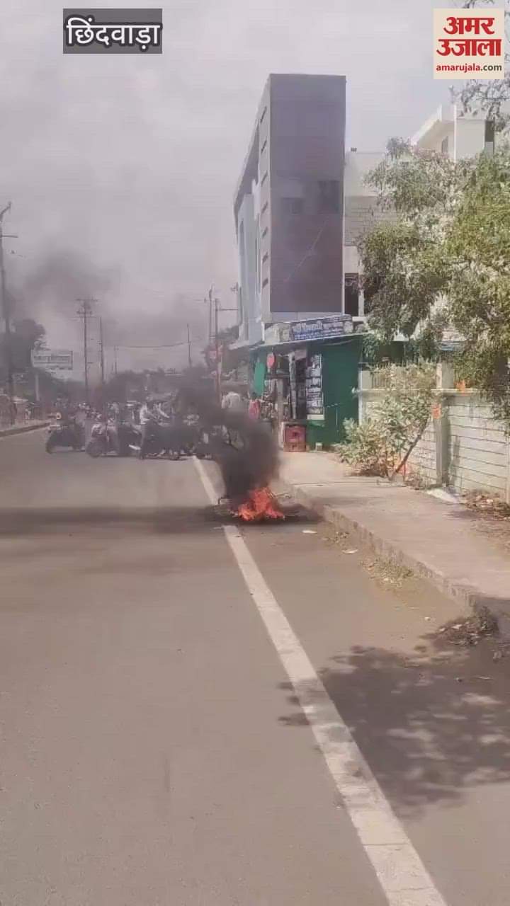 A sudden fire broke out in a moving e-bike in Chhindwara