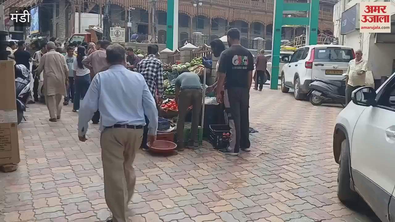 Mandi Commotion over removal of vegetable vendors near Gandhi Chowk
