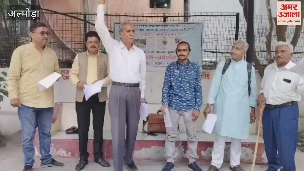 The disaster affected people of Supakot demonstrated at Almora district headquarters