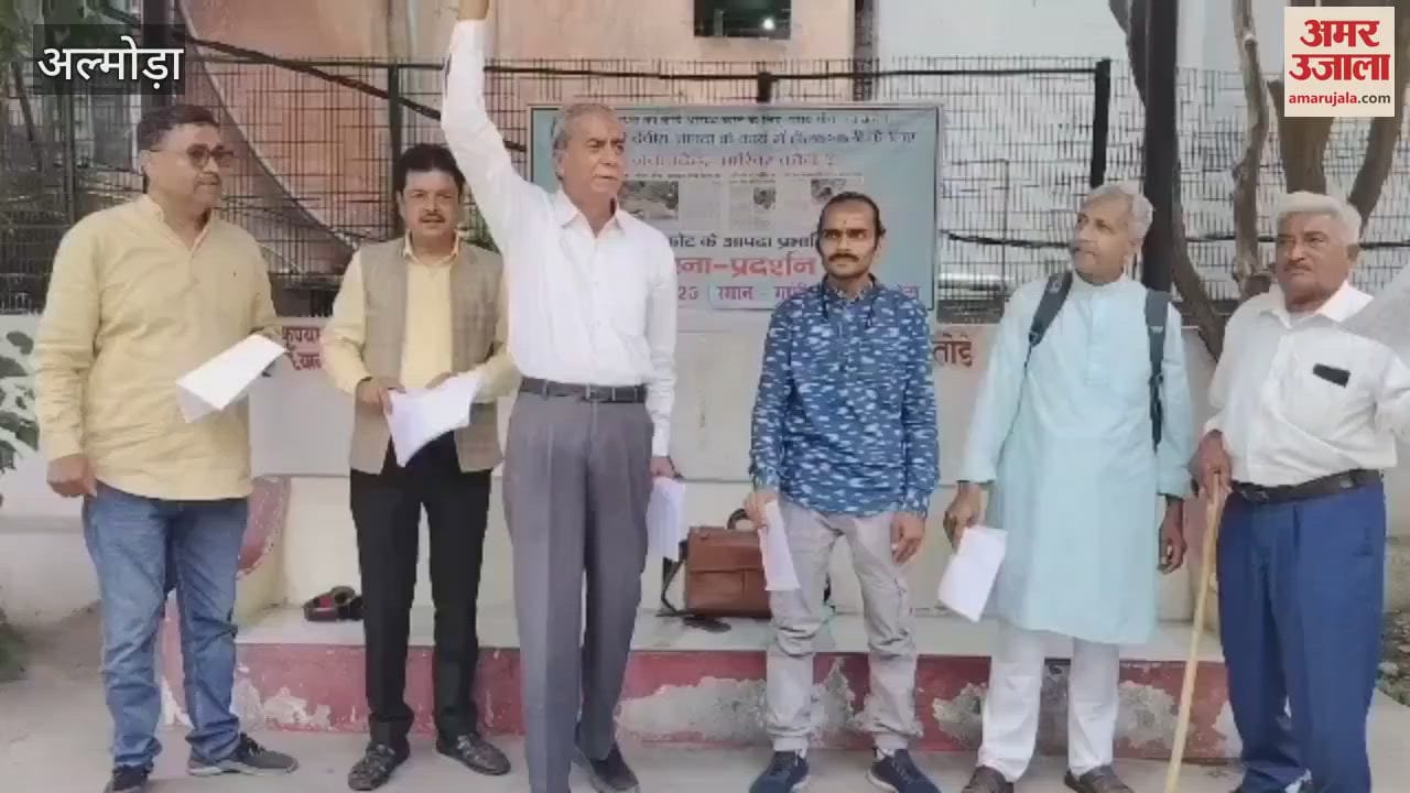 The disaster affected people of Supakot demonstrated at Almora district headquarters