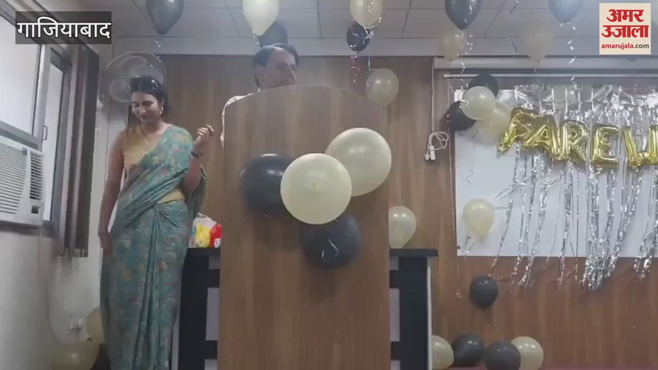 Principal Akhilesh Mishra expressed his views at the farewell ceremony in Shambhu Dayal PG College