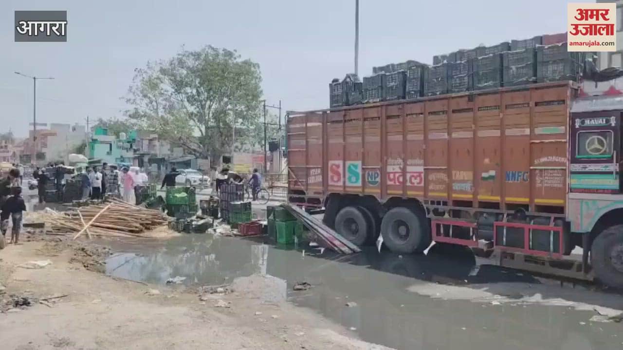 Truck overturns late night on Gwalior highway, accident averted