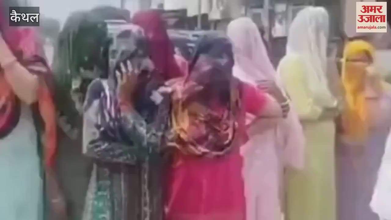 Women blocked the road in Shakti Nagar village in Kaithal over the problem of non-lifting of garbage