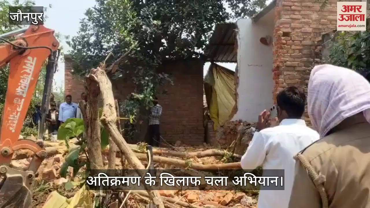 In Jaunpur, on the instructions of the High Court the Tehsildar got the Chak Marg freed from encroachment