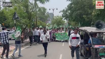 INLD workers broke pots for water in Rohtak