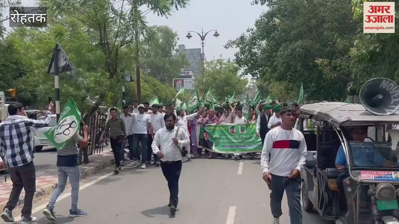 INLD workers broke pots for water in Rohtak