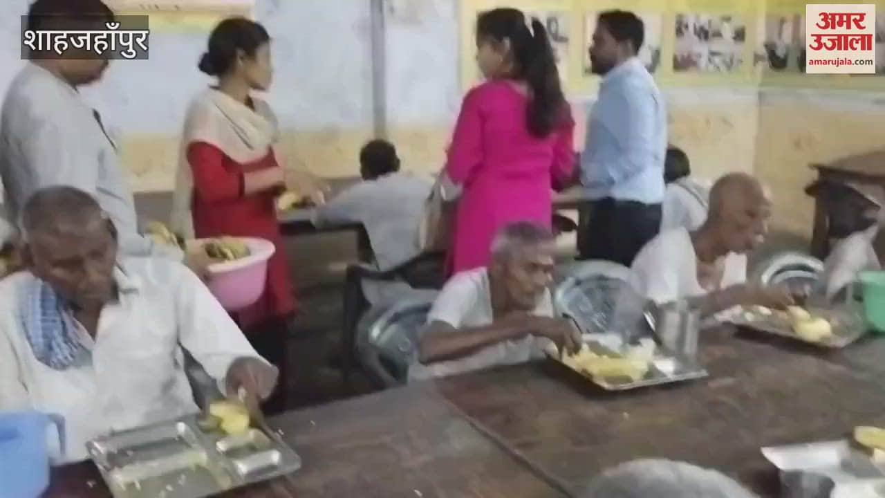 ADM Arvind Kumar reached old age home with his wife in Shahjahanpur
