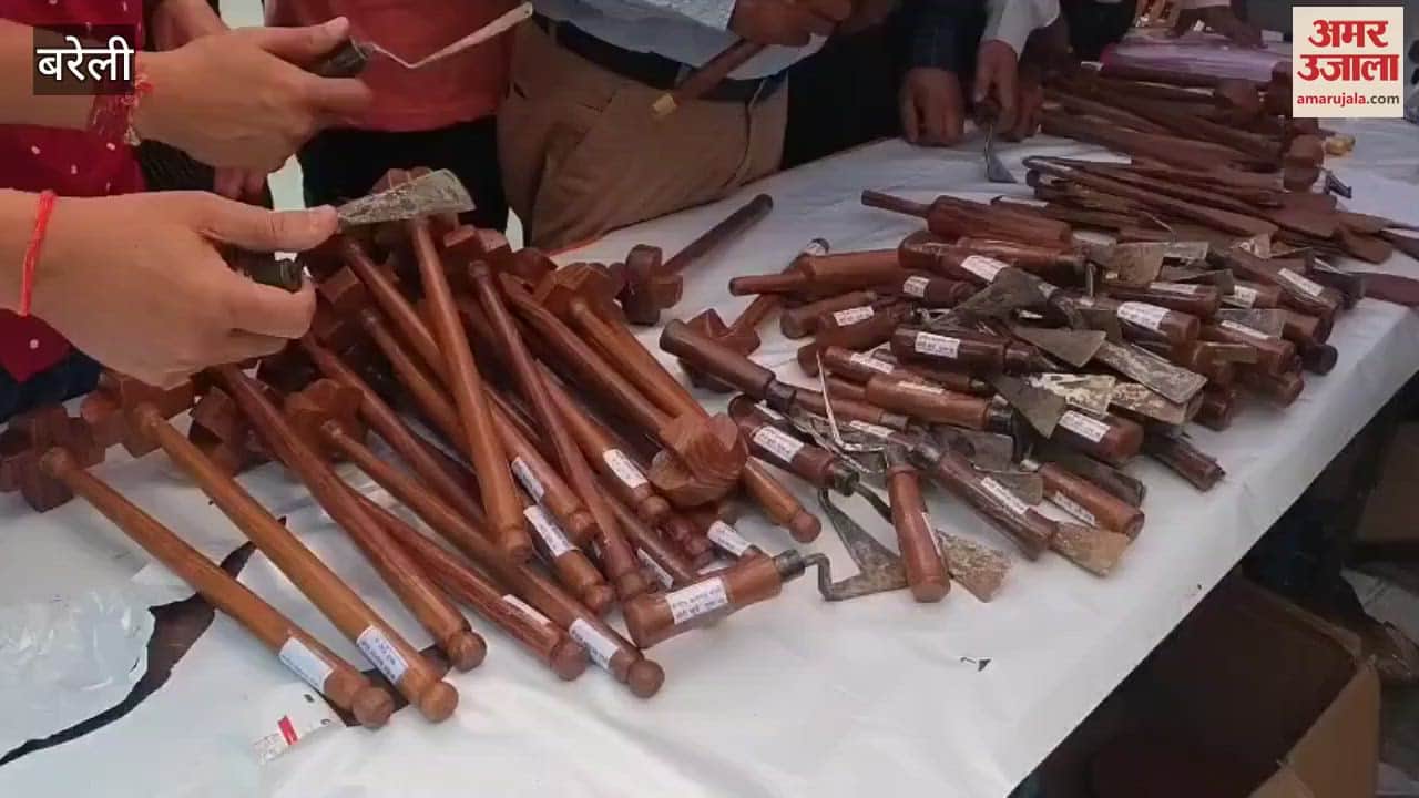 Prisoners of Bareilly Central Jail made things from wood