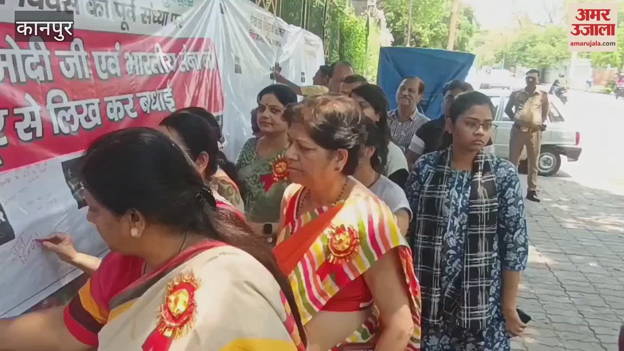 Women wrote thanks on banner with sindoor and sent it to army