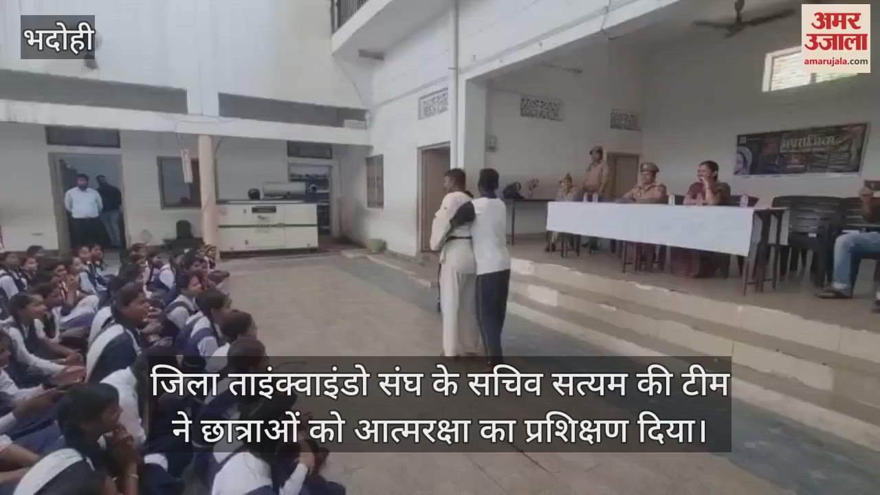 Aparajita program held in Bhadohi District Taekwondo Association secretary gave training