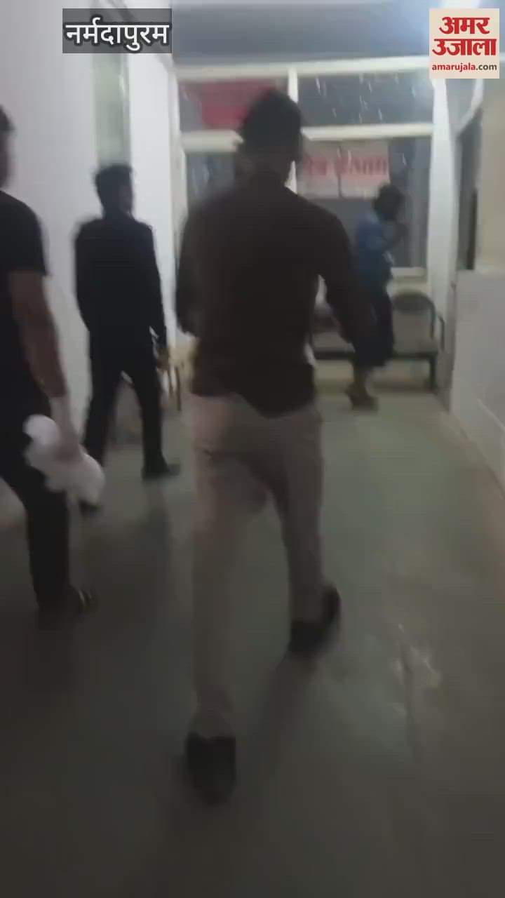 Dogs ate the dead body kept in the mortuary in the district hospital, relatives created a ruckus