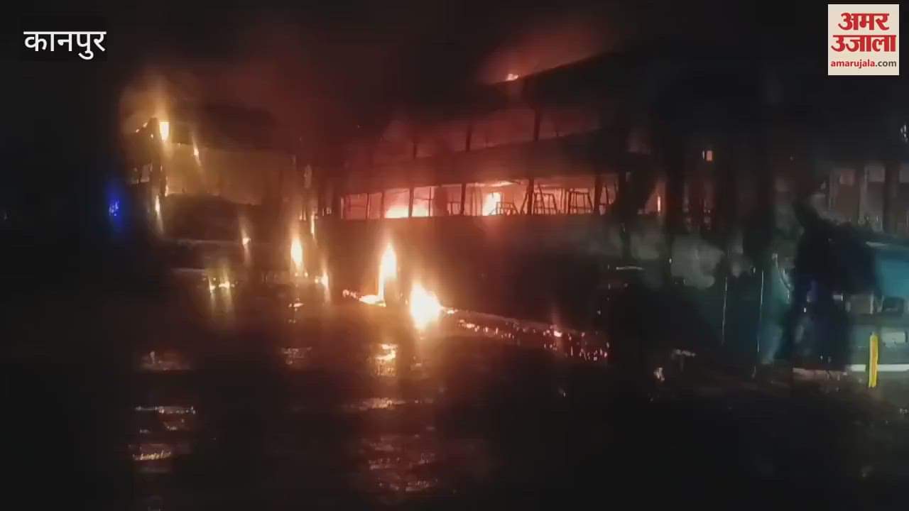 Three buses caught fire in a fire at the Municipal Corporation's garbage dump plant