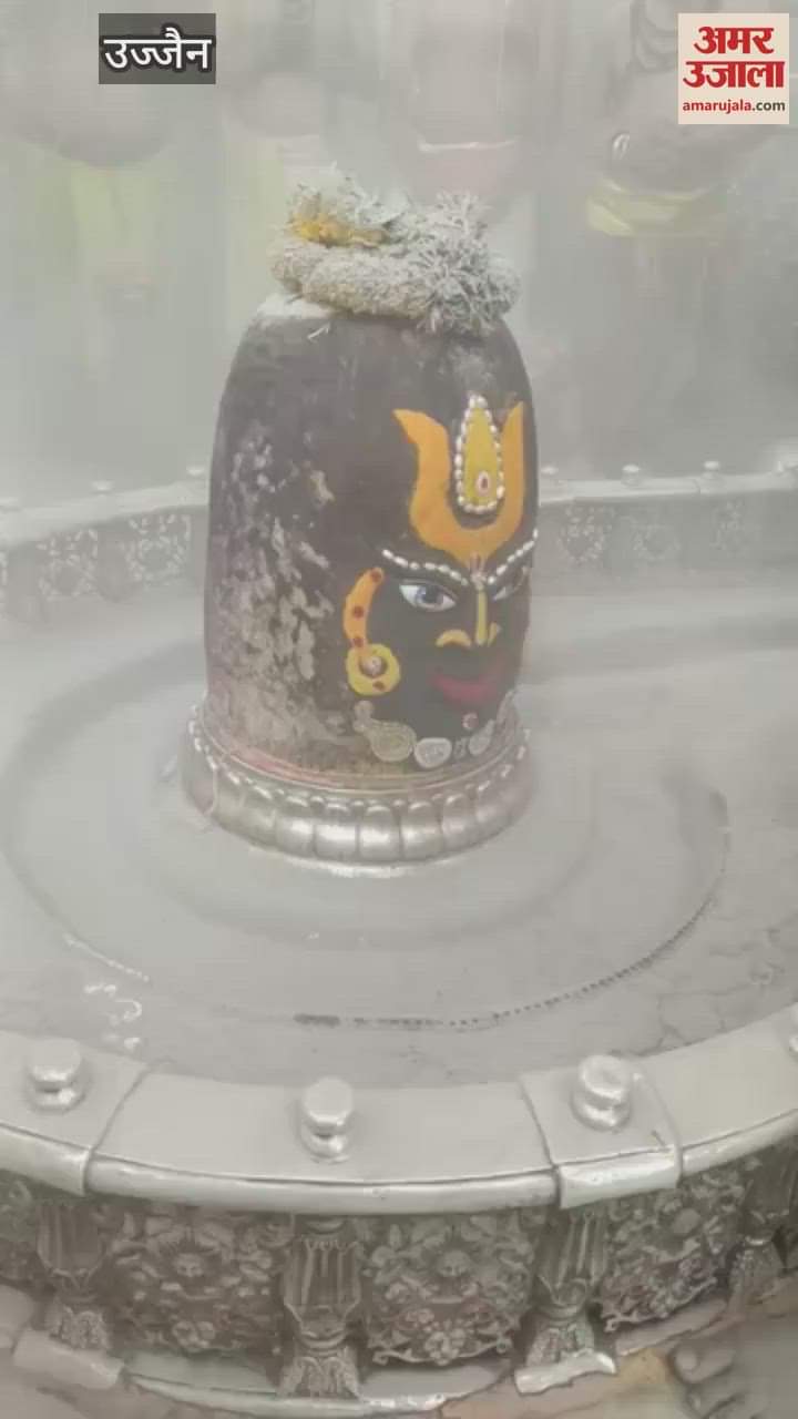 Baba Mahakal adorned Vaishnav Tilak  forehead garland Mogra around neck during Bhasma Aarti