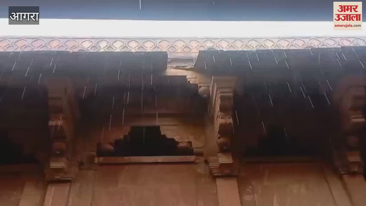 balcony of the women's Roza collapsed in the Buland Darwaza complex