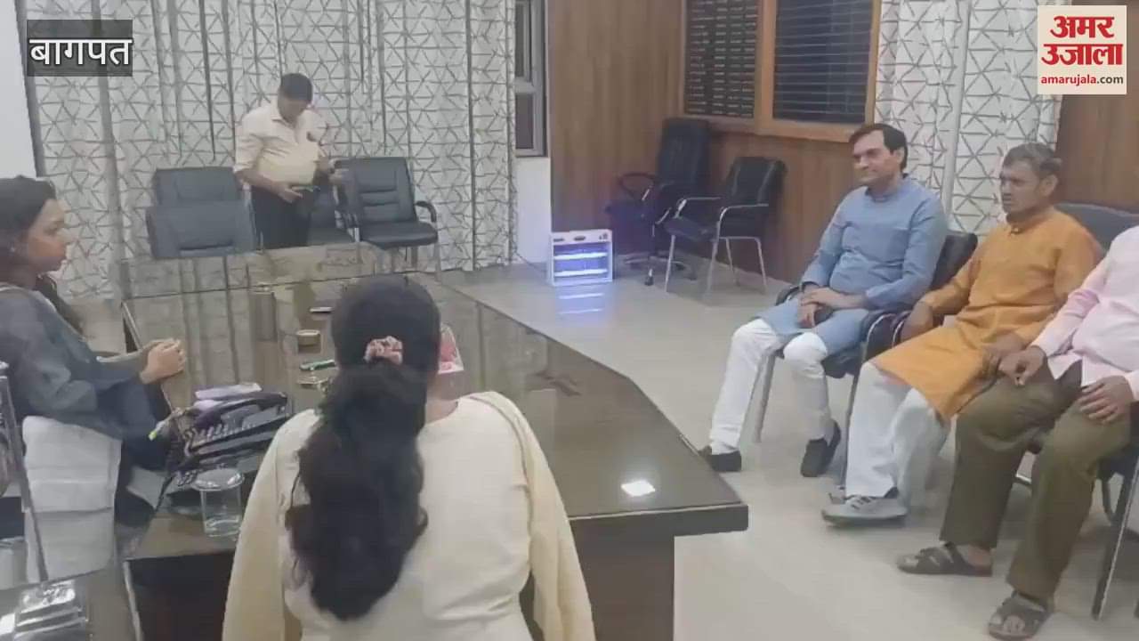 RLD leader Dheeraj Ujjwal gave a cheque of 51 thousand rupees to encourage the Indian Army in Baghpat