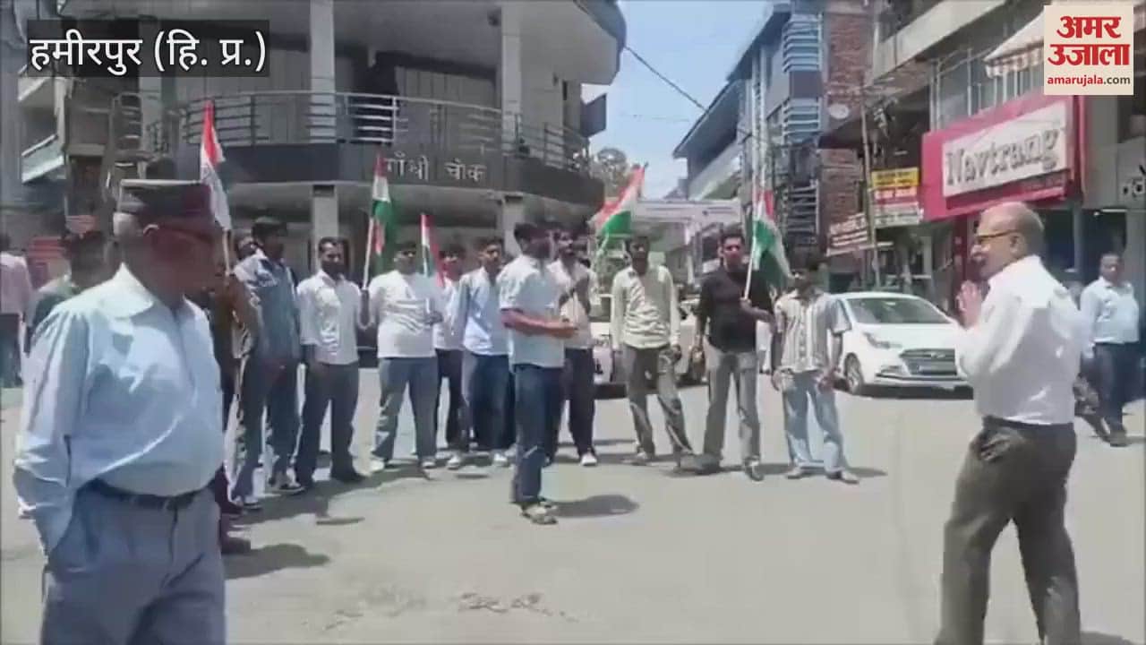Hamirpur NSUI staged a strong protest against Pakistan at Gandhi Chowk raised slogans of Pakistan Murdabad