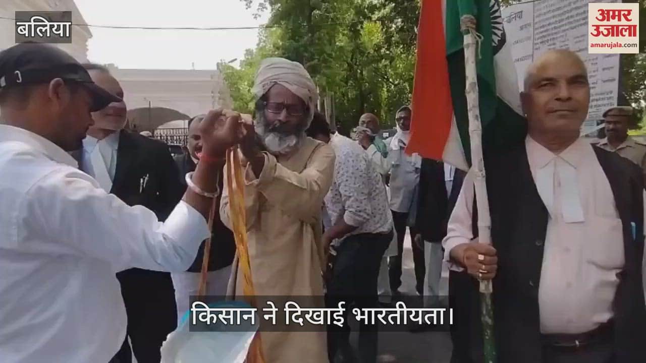 farmer from Ballia handed over sack of grains to DM to send to Indian Army