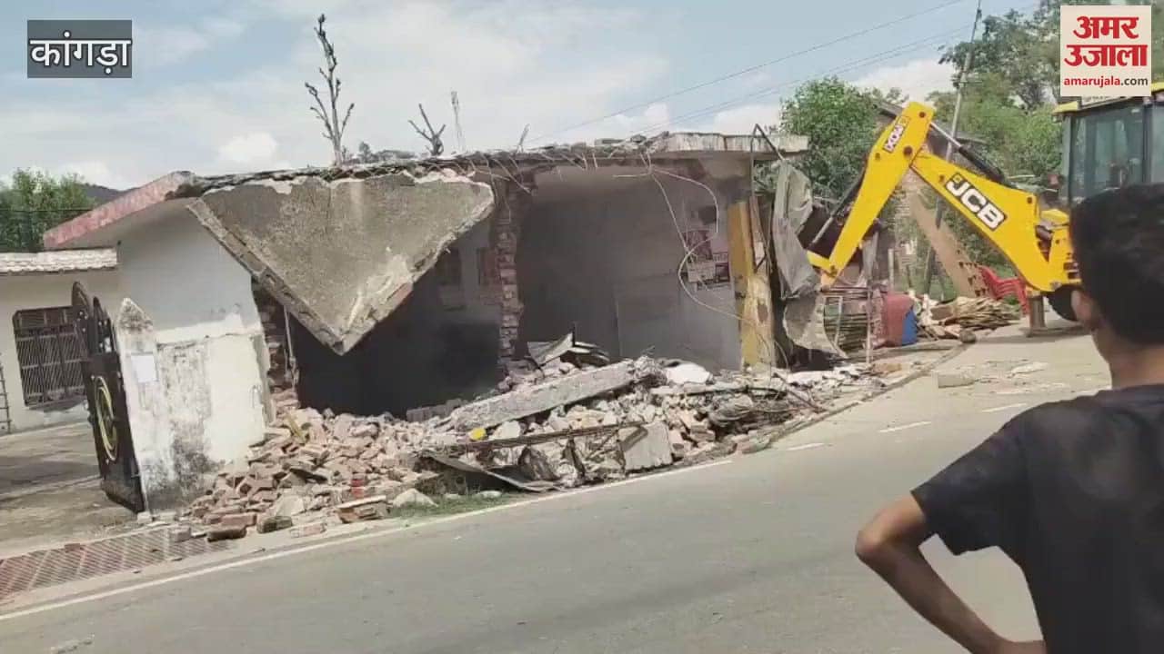 Kangra Administration takes action against illegal shops that had encroached upon government land